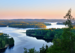 Akordin pelikirjan kuvituskuva: järvimaisema kesällä