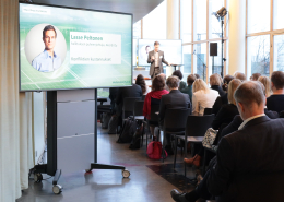 Lasse Peltonen puhuu yleisölle Vihreän siirtymän hyväksyttävyys -tilaisuudessa 7.11.2024